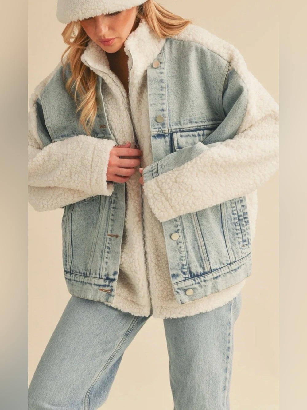 AEMI+CO Women’s Sherpa-Lined Denim Jacket - Cream & Light Wash size Medium